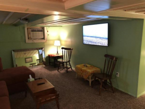 Rustic BEACH FRONT Basement Apt, Pet Friendly Wi-Fi apts